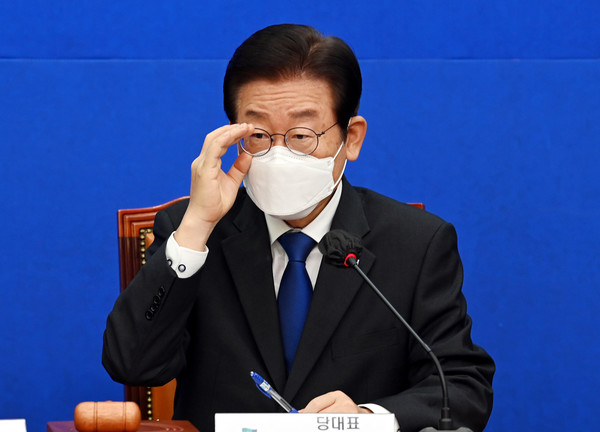 이재명 더불어민주당 대표가 17일 국회에서 열린 최고위원회의에서 안경을 고쳐 쓰고 있다. / 사진=연합뉴스