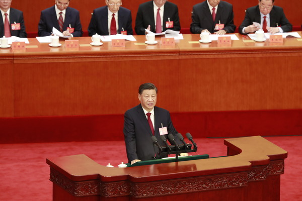 시진핑 중국 국가주석이 16일 베이징 인민대회당에서 열린 중국 공산당 제20차 전국대표대회 개막식에 참석해 전국대표(대의원) 2296명 앞에서 업무보고를 하고 있다. 사진=연합뉴스