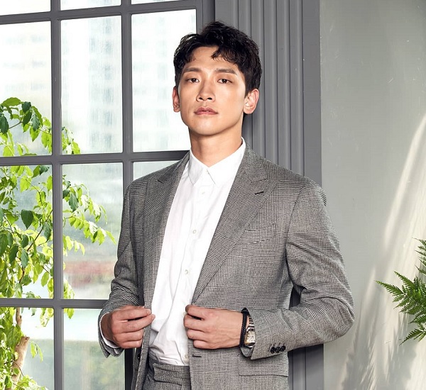 프로골퍼와의 불륜설에 시달린 가수 겸 배우 비(본명 정지훈)가 유포자 및 작성자를 고소했다. 이어 꾸준한 모니터링을 통해 아티스트 관련 루머를 이용한 허위 사실 및 비방, 모욕적인 발언을 한 유튜버 및 작성자들에 대해서도 2차, 3차 수사 의뢰를 진행할 것을 알렸다. 사진=정지훈 페이스북