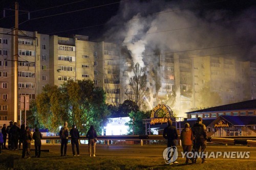 러시아 남부의 예이스크시에서 전투기가 민간 아파트에 추락해  대형  화재가 발생하면서 13명이 사망했다. (사진 타스=연합뉴스)