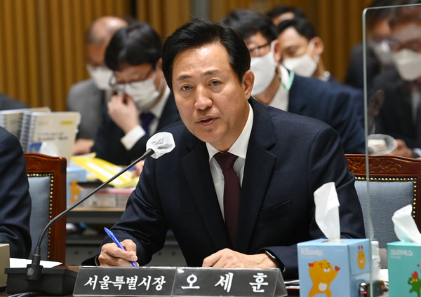 오세훈 서울시장이 14일 오전 서울시청 대회의실에서 열린 국회 국토교통위원회의 서울시에 대한 국정감사에서 의원질의에 답변하고 있다. / 사진=국회사진기자단
