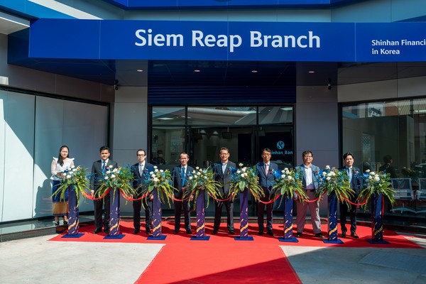 지난 17일 신한캄보디아은행 씨엠립 지점 개점식에서 신한캄보디아은행 김남수 법인장(오른쪽 세번째), 박도권 주씨엠립 분관 총영사(오른쪽 네번째), 라이싸미은 중앙은행 씨엠립 지점장(왼쪽 네번째) 및 관계자들이 커팅식을 하는 모습. / 사진=신한은행