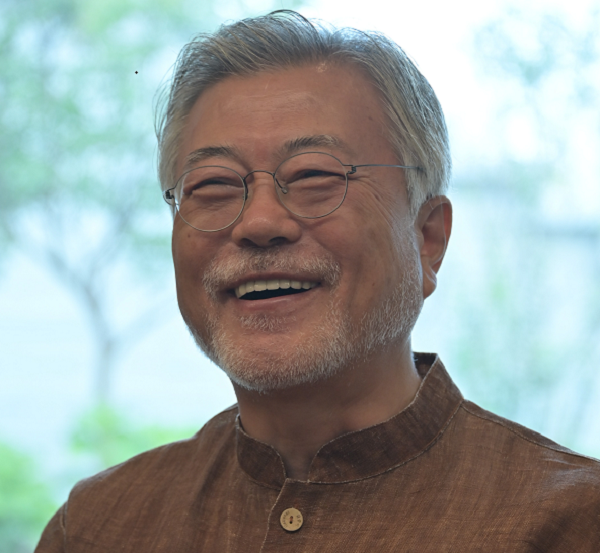 문재인 전 대통령은 19일 북한의 연이은 무력 도발과 관련해 “무력 충돌의 위험과 군사적 긴장을 낮추는 상황관리와 함께 대화를 복원하기 위한 보다 적극적인 노력이 필요하다”고 말했다. / 사진=연합뉴스 제공