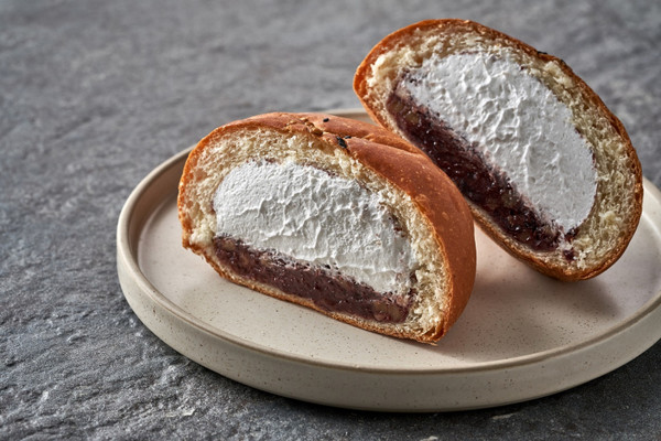 이마트24가 전통 수제방식으로 만든  ‘크림단팥빵’을 선보였다. 사진=이마트24 제공