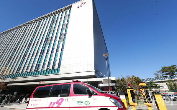 카카오와 SK C&C가 데이터센터 화재 발생 후 전력차단 요청 여부를 두고 입장 차이를 보이고 있다. 사진=서울와이어 DB