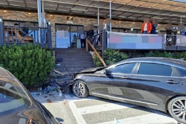 80대 운전자가 휴게소에서 행인들을 덮치는 안타까운 사고가 발생했다. 사진=영덕소방서 제공