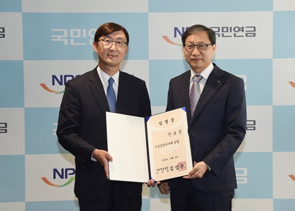 안효준 전 기금운용본부장(사진 왼쪽) 사진=국민연금공단