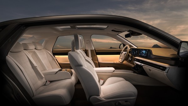 디 올 뉴 그랜저의 실내공간은 바쁜 일상 속 편안한 안식처가 될 수 있도록 부드럽고 깨끗한 분위기로 연출했다. 사진=현대자동차 제공