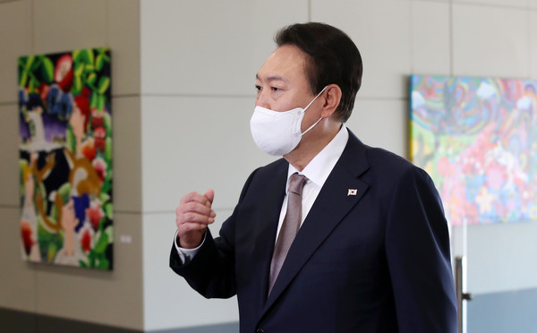 윤석열 대통령이 20일 오전 서울 용산 대통령실 청사로 출근하고 있다. / 사진=대통령실통신사진기자단