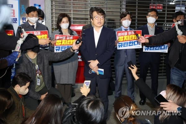 검찰의 민주당 중앙당사 압수수색 시도를 막고 있는 민주당 의원들. 사진=연합뉴스