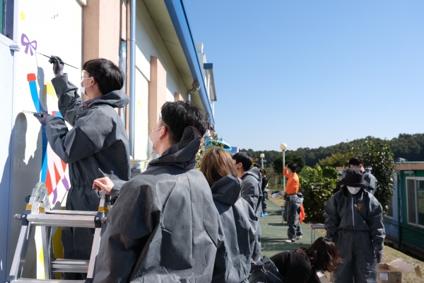 애경케미칼 대전연구소와 애경특수도료 직원들이 자사 페인트를 활용해 벽화그리기 사회공헌활동을 펼치고 있다. 사진=애경케미칼 제공