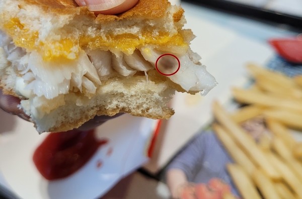 맥도날드 햄버거 패티에서 기생충으로 추정되는 이물질이 발견됐다. 사진=연합뉴스 제공