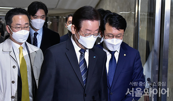 이재명 더불어민주당 대표가 의원총회장으로 이동하고 있다.