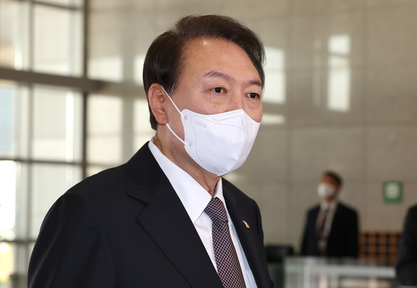 윤석열 대통령이 24일 서울 용산 대통령실 청사로 출근하고 있다. / 사진=연합뉴스