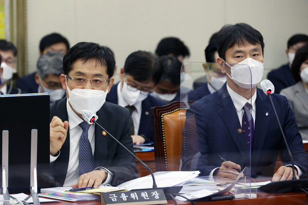 김주현 금융위원장(왼쪽)이 24일 국회에서 열린 정무위원회 금융위원회 등에 관한 국정감사에서 의원 질의에 답하고 있다. 오른쪽은 이복현 금융감독원장. / 사진=연합뉴스 