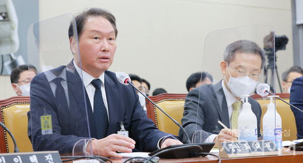 최태원 SK그룹 회장이 24일 저녁 국감장에 증인으로 출석해 SK C&C 화재 사태에 대한 입장을 밝혔다. 사진=서울와이어 DB