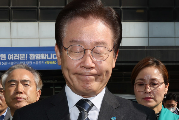 이재명 더불어민주당 대표가 민주연구원에 대한 검찰 압수 수색이 진행 중인 24일 오전 서울 여의도 더불어민주당 중앙당사 앞에서 취재진에게 입장을 밝힌 뒤 굳은 표정을 짓고 있다. / 사진=연합뉴스