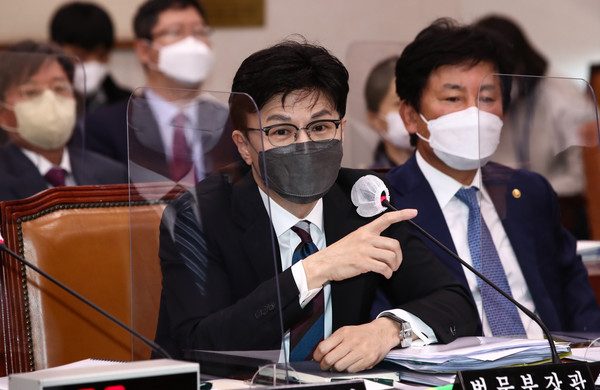 한동훈 법무부 장관이 24일 국회 법제사법위원회에서 열린 법무부, 법제처, 감사원 등에 대한 국정감사에서 답변하고 있다. / 사진=국회사진기자단