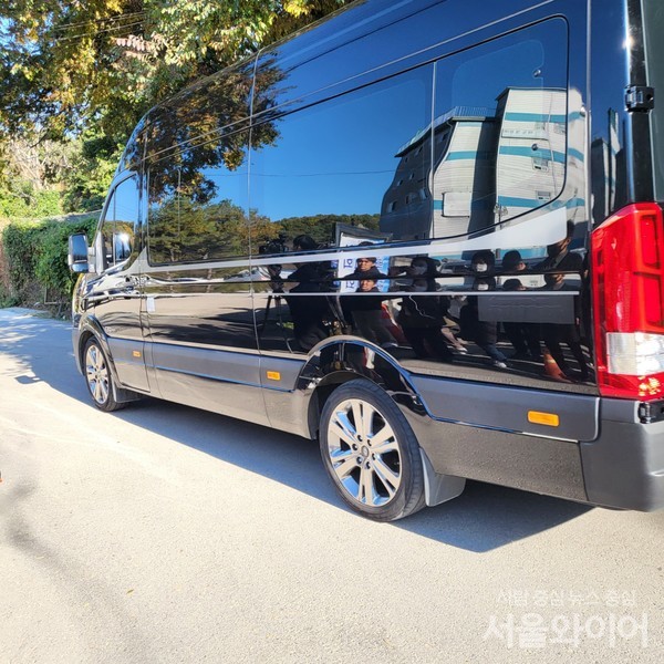 삼성 사장단을 타운 차량이 고 이건희 삼성 회장 2주기 참석을 위해 경기도 수원에 위치한 선영으로 들어서고 있다. 사진=정현호 기자