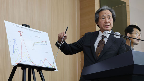 정기석 코로나19 특별대응단장이 현 시국에 실내 마스크 의무를 해제하는 것은 아직 이르다고 밝혔다. 정 단장은 남은 실내 마스크 착용을 3개월로 예고했다. 사진=연합뉴스  