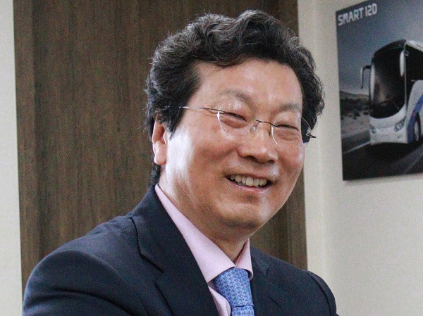 쌍용자동차 인수를 내세워 주가를 띄운 뒤 처분해 약 12만5000명의 소액투자자들에게 피해를 주고 1621억원의 부당이득을 올린 혐의를 받는 강영권 에디슨모터스 회장이 구속 상태로 재판에 넘겨졌다. 사진=연합뉴스