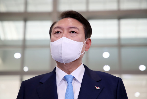 윤석열 대통령이 27일 오전 서울 용산 대통령실 청사로 출근, 취재진의 질문에 답하고 있다. / 사진=대통령실통신사진기자단