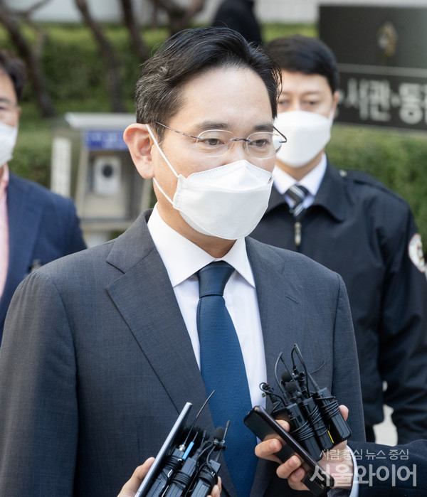 이재용 삼성전자 회장이 27일 서울 서초구 서울중앙지방법원에서 열린 회계 부정·부당 합병 혐의 관련 오전공판을 마치고 청사를 나서면서 승진 소감을 묻는 취재진 질문에 답하고 있다. 사진=이태구 기자