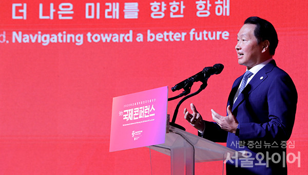 최태원 대한상의 회장이 행사에 참석, 축사를 하고 있다.