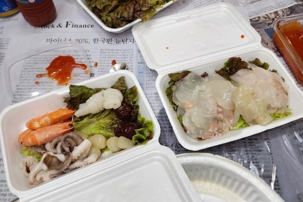 인천 월미도 한 횟집서 포장한 9만원짜리 회. 사진=온라인 커뮤니티 캡쳐