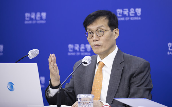 이창용 한국은행 총재가 12일 진행된 10월 금융통화위원회(금통위) 정례회의 직후 가진 ‘통화정책방향 관련 기자간담회’에 참석해 취재진의 질의에 답하고 있다. / 사진=공동취재단