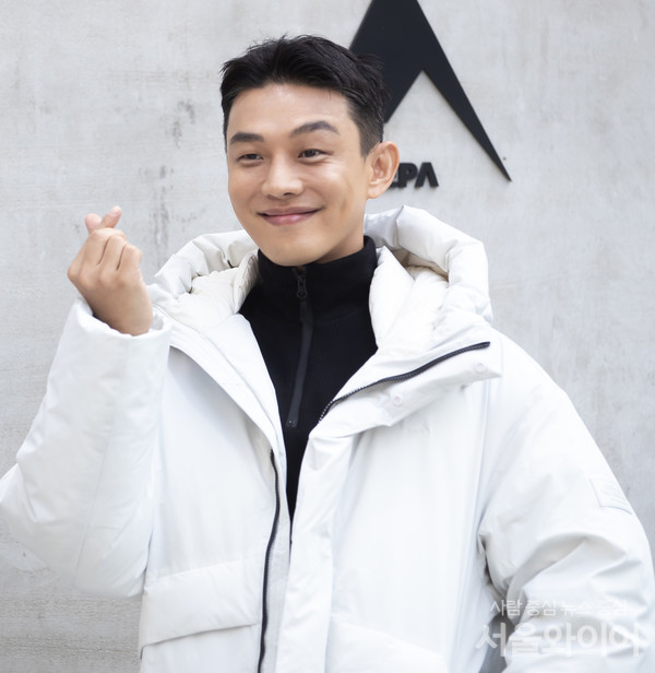 유아인이 행사에 참석, 포즈를 취하고 있다.