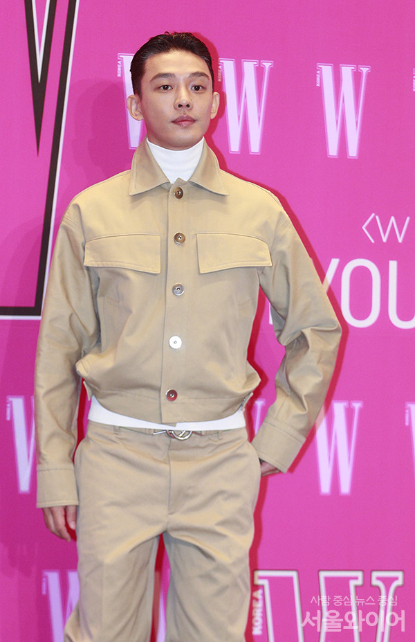 배우 유아인이 행사에 참석, 포즈를 취하고 있다.