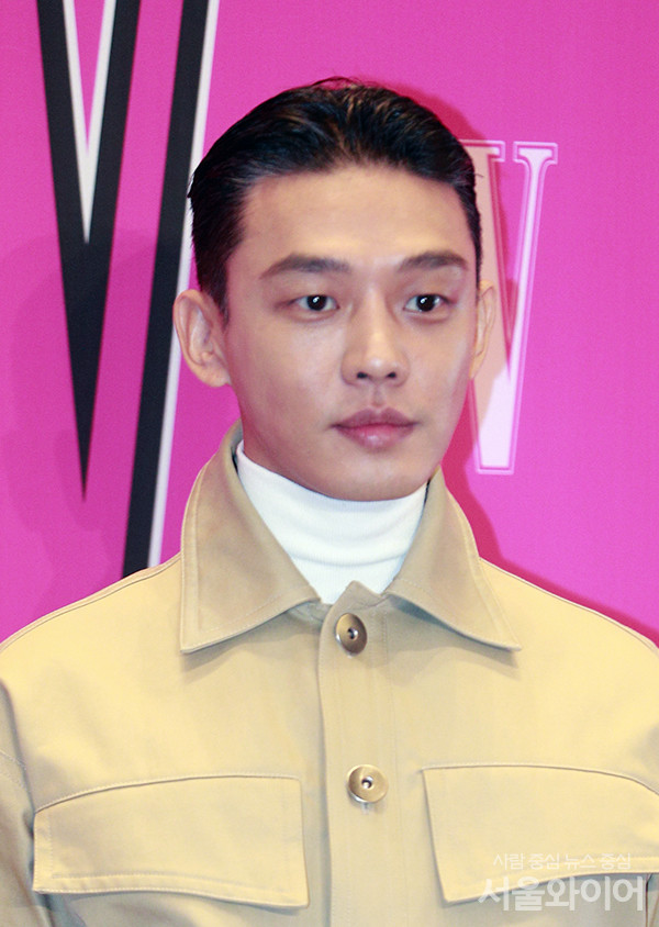 배우 유아인이 행사에 참석, 포즈를 취하고 있다.