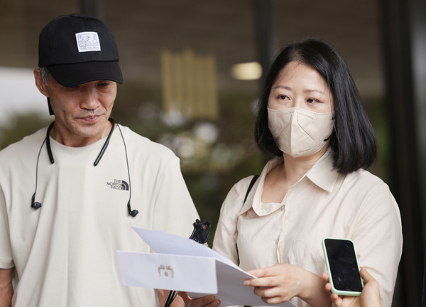 2020년 9월 북한군에 피살된 해양수산부 서해어업관리단 소속 공무원 고(故) 이대준 씨의 부인 권영미 씨가 6월 29일 오후 서울 중앙지검 앞에서 입장문을 읽고 있다. / 사진=연합뉴스