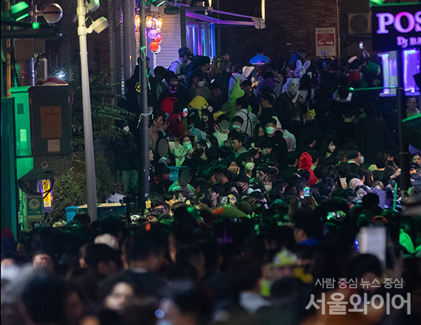 핼러윈 데이를 맞아 용산 이태원에 많은 인파가 몰렸다.
