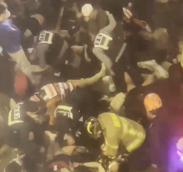 이태원에 핼로윈파티를 즐기려는 많은 인파가 몰리며 압사로 추정되는 사고가 일어나 현재까지 사망자 59명, 부상자 150명 등의 인명피해가 발생했다. 사진=온라인 커뮤니티 캡쳐