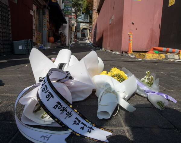 지난 29일 밤 용산구 이태원동에서 발생한 대규모 핼러윈 압사 참사 현장에 희생자들을 애도하는 조화가 놓여 있다. 사진=이태구 기자