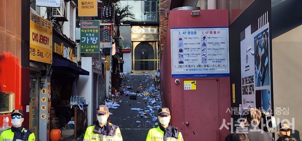 경찰이 지난 29일 대규모 압사 사고가 발생한 이태원 거리의 출입을 통제하고 있다. 사진=이태구 기자