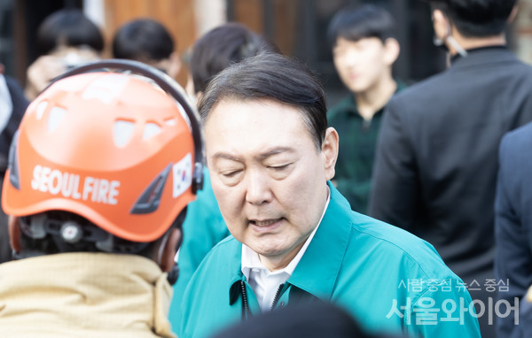 윤석열 대통령이 30일 오전 서울 용산구 이태원의 핼러윈 압사 사고 현장을 살펴보며 소방당국의 브리핑을 받고 있다. 사진=이태구 기자