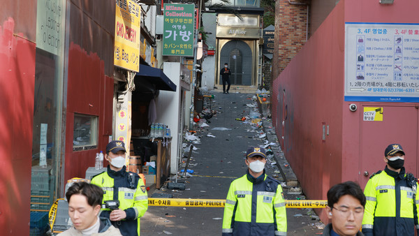지난 29일 밤 대규모 압사사고가 발생한 서울 용산구 이태원 해밀턴호텔 인근 골목 현장. 사진=이태구 기자