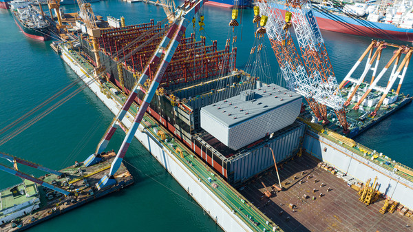 대우조선해양이 세계 최초로 이중연료추진 컨테이너 운반선에 고망간강 LNG 연료탱크 탑재에 성공했다. 사진=대우조선해양 제공