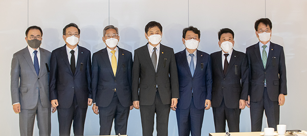 김주현 금융위원장과 5대금융지주 회장들이 자금시장 경색에 대응해 95조운 규모의 유동성 및 자금지원에 나서기로 했다. (왼쪽부터)조용병 신한금융지주 회장, 손태승 우리금융지주 회장, 윤종규 KB금융지주 회장, 김주현 금융위원장, 김광수 은행연합회장, 함영주 하나금융지주 회장, 손병환 농협지주 회장. / 사진=이태구 기자