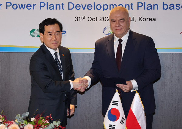 이창양 산업통상자원부 장관과 야체크 사신 폴란드 부총리 겸 국유재산부 장관이 지난달 31일 서울 중구 더 플라자호텔에서 폴란드 퐁트누프 지역 원전 개발 계획 수립 양해각서를 체결한 뒤 악수하고 있다. 사진=연합뉴스