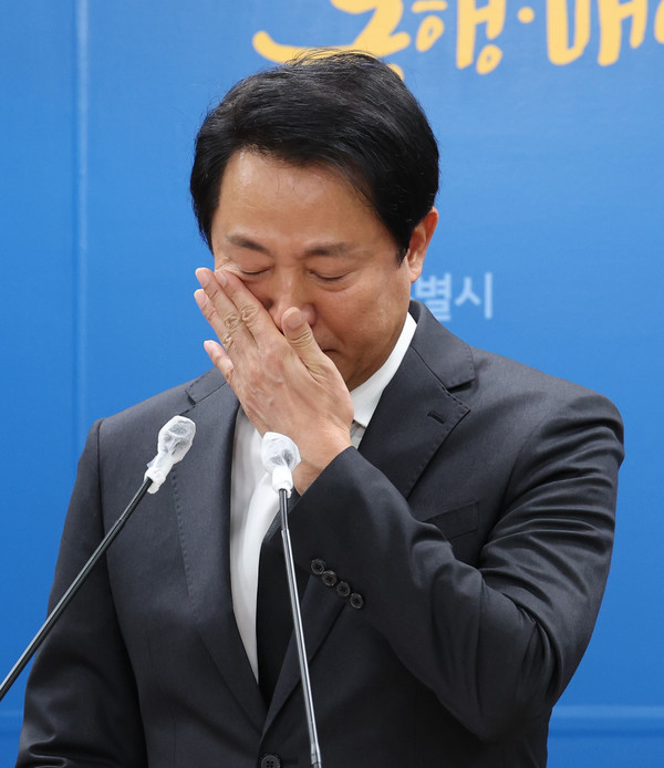 오세훈 서울시장이 지난 1일 이태원 참사와 관련 입장 발표 중 눈물을 흘리고 있다. 사진=연합뉴스 제공
