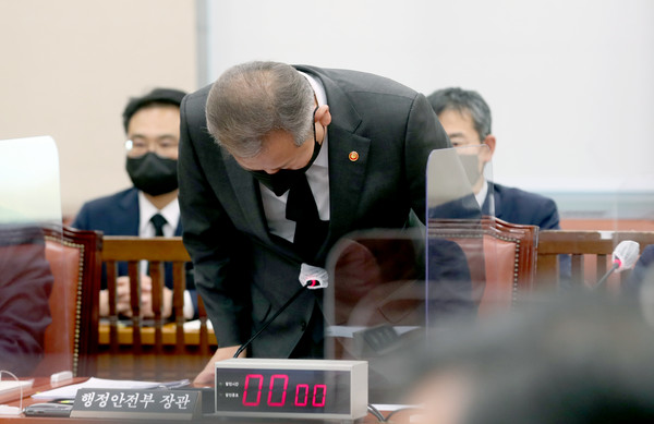 이상민 행정안전부 장관이 1일 국회 행정안전위원회 현안 보고 자리에서 '이태원 참사'와 관련한 본인의 발언에 대해 고개를 숙이고 사과했다. / 사진=이태구 기자