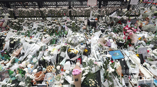 서울 용산구 이태원역 1번 출구 앞 참사 추모 공간에 시민들이 놓고 간 추모의 꽃이 놓여있다. 사진=서울와이어 DB