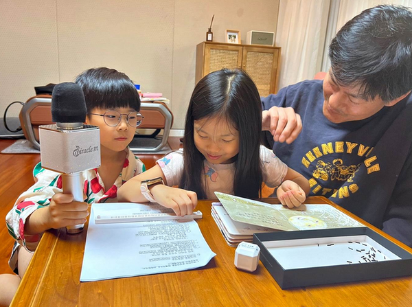 한화 건설부문이 시각장애 아동을 위한 동화책만들기 봉사활동을 진행했다. 사진=한화 건설부문 제공