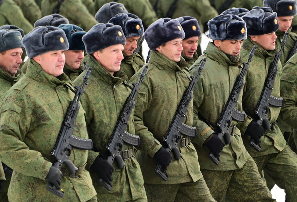 훈련을 마치고 배치를 기다리는 러시아 징집병들(사진 타스=연합뉴스)