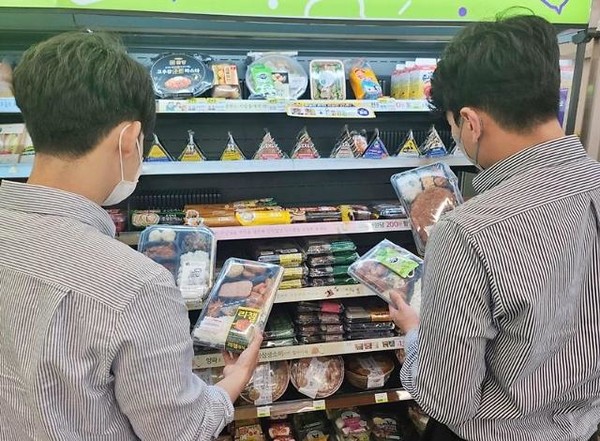 소비자들이 편의점에서 도시락을 고르고 있다. 사진=BGF리테일 제공