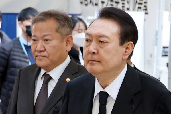 윤석열 대통령과 이상민 행정안전부 장관(왼쪽)이 이태원 참사 엿새째인 3일 오전 서울광장에 마련된 합동분향소를 조문하고 있다.  / 사진=연합뉴스